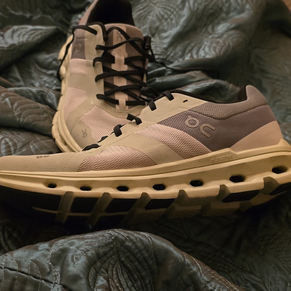 On Running cloudrunner shoes - Picture 5 of 7